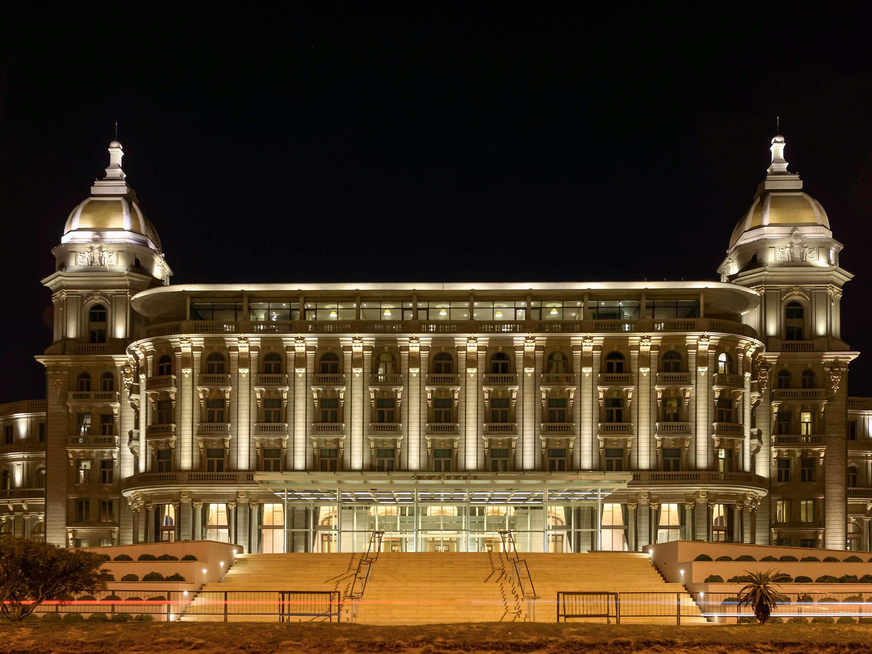Sofitel Montevideo Casino Carrasco & Spa Eksteriør bilde The Grand Hotel at night
