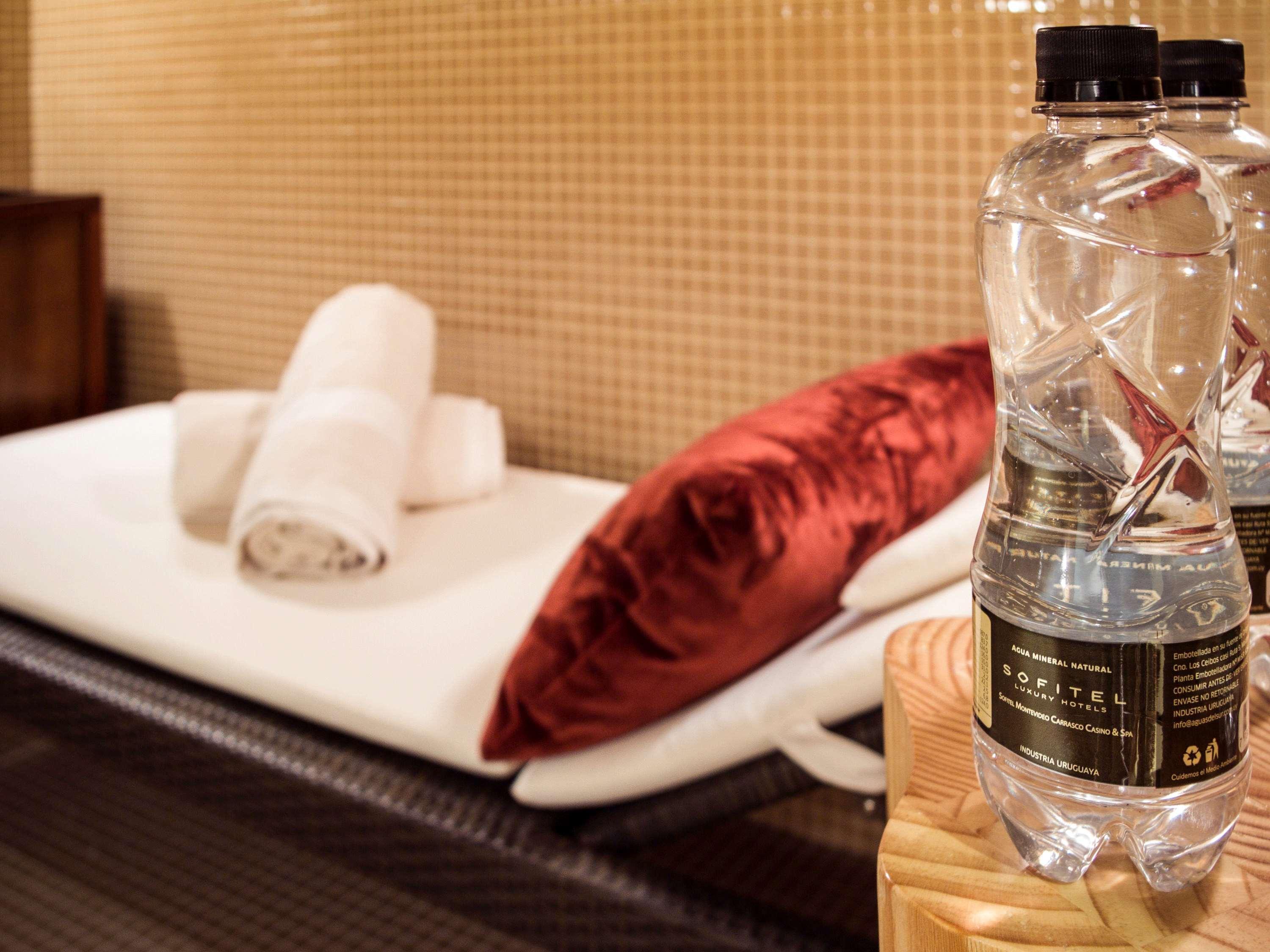 Sofitel Montevideo Casino Carrasco & Spa Eksteriør bilde Bottled water in a hotel room