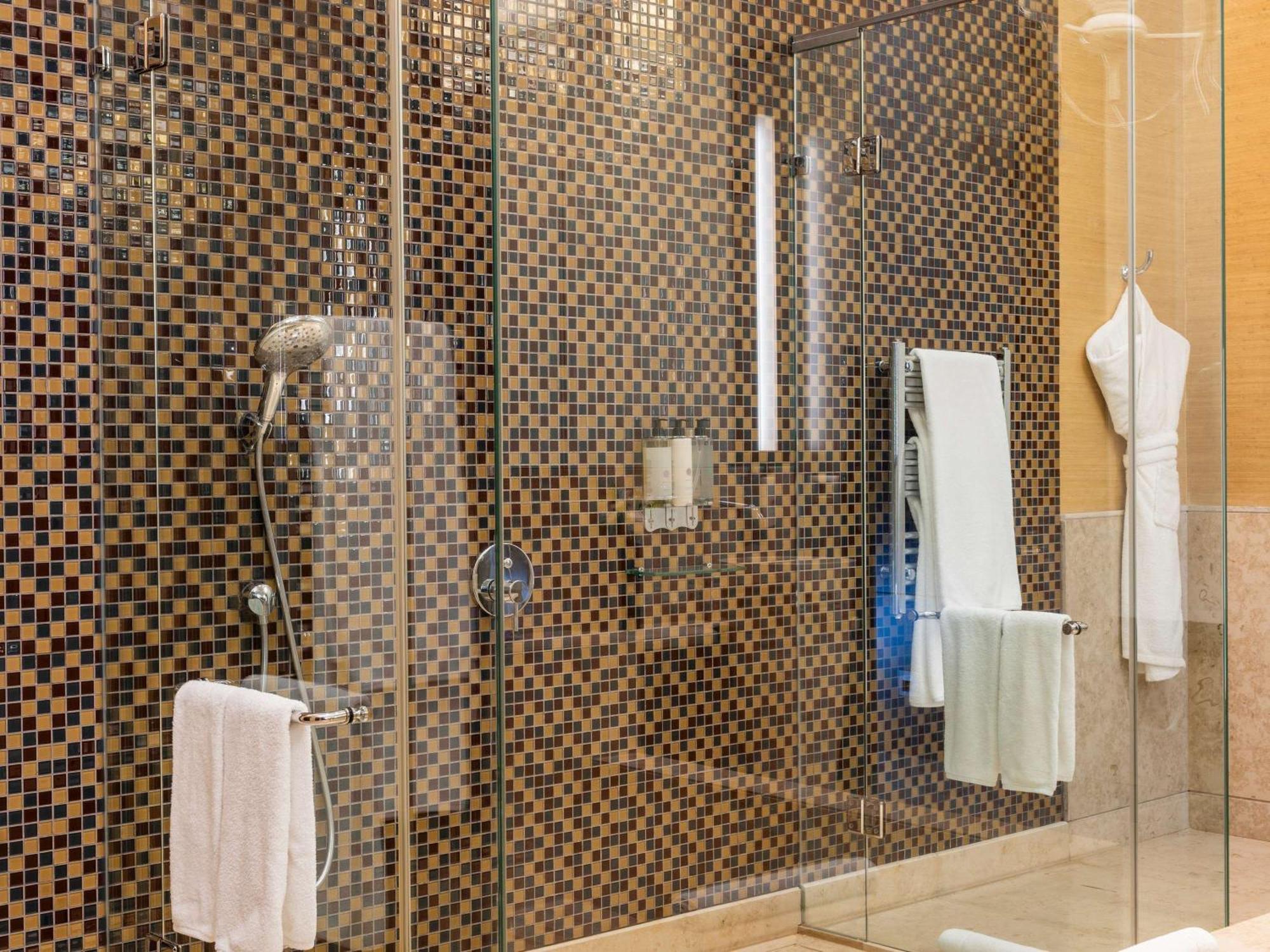 Sofitel Montevideo Casino Carrasco & Spa Eksteriør bilde A shower with a sliding door