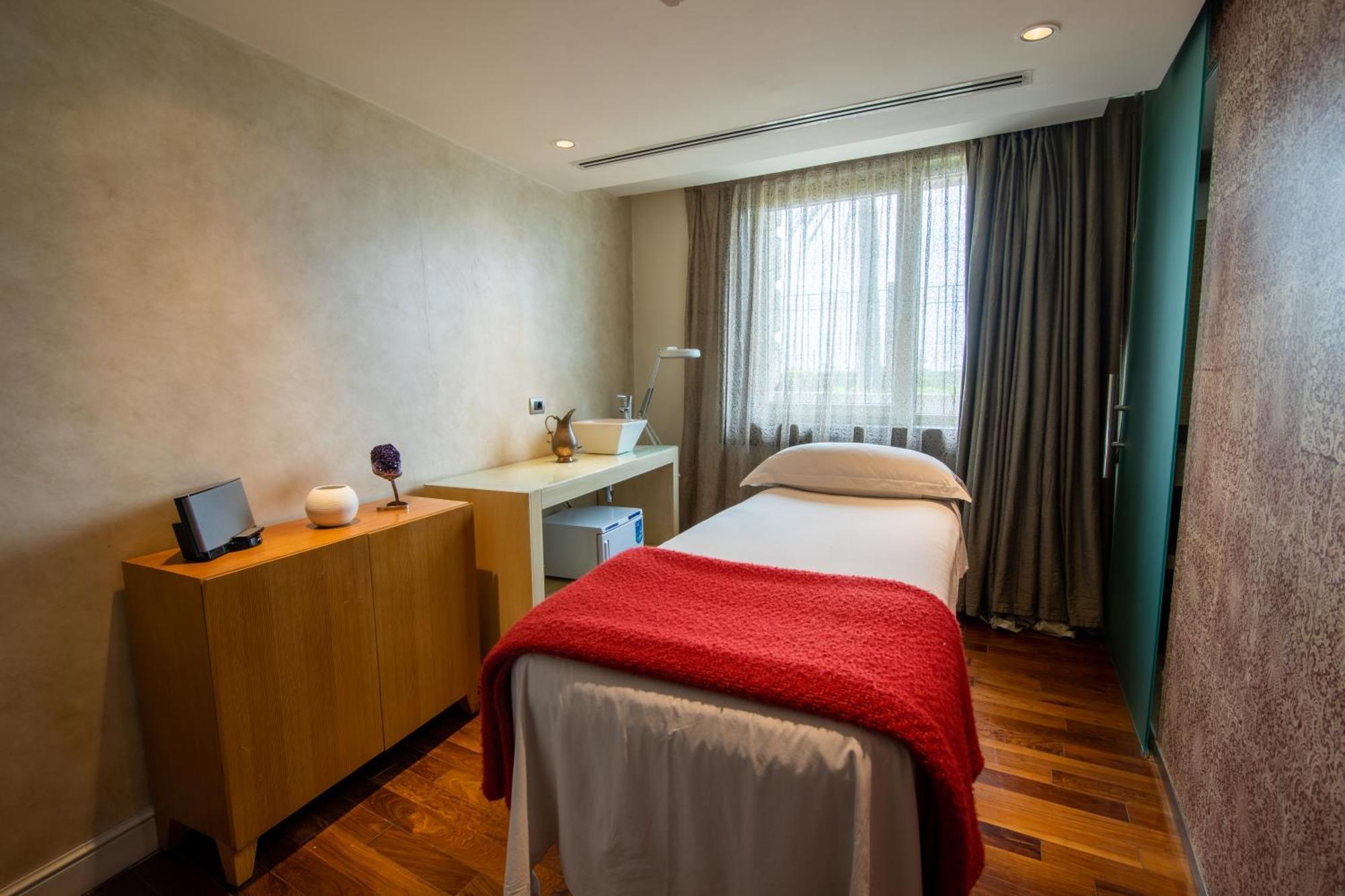 Sofitel Montevideo Casino Carrasco & Spa Eksteriør bilde Treatment room at The Dorchester, London