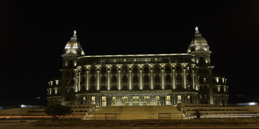 Sofitel Montevideo Casino Carrasco & Spa Eksteriør bilde The Grand Hotel at night